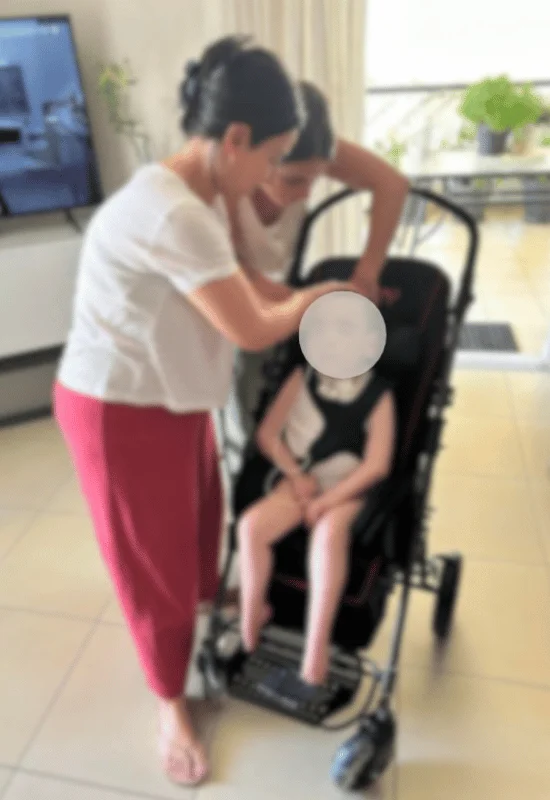 Δωρεά αναπηρικού αμαξιδίου και συσκευών αναρρόφησης σε δίδυμα αδέλφια